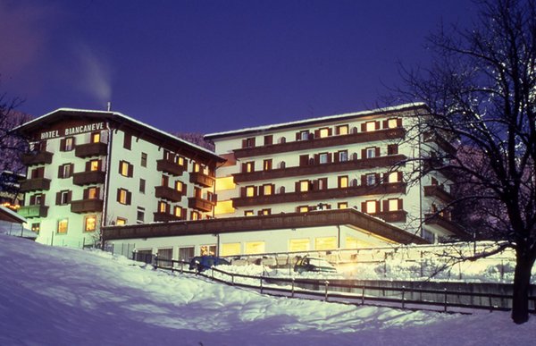 Foto Außenansicht im Winter Grand Hotel Biancaneve