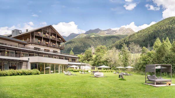 Foto Außenansicht im Sommer La Casies - Mountain Living Hotel
