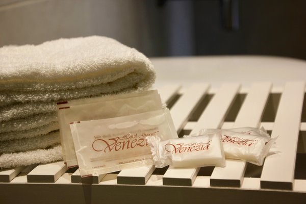 Photo of the bathroom B&B (Garni)-Hotel Venezia