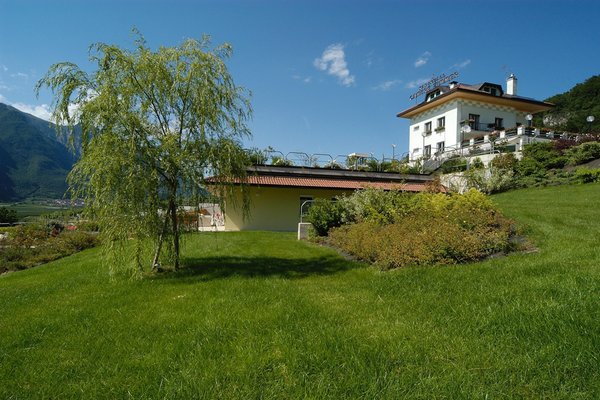 Foto esterno in estate Hotel Karinhall