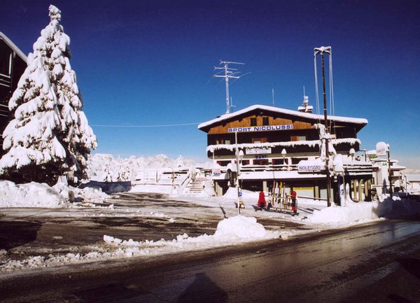 Foto invernale di presentazione Noleggio sci Sport Nicolussi - noleggio dei maestri di sci