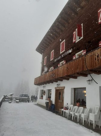 Photo exteriors in winter Monte Siera