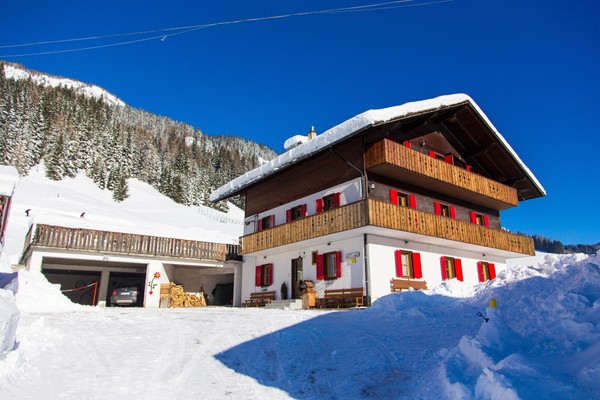 Foto Außenansicht Ferienwohnungen Casa Genziana
