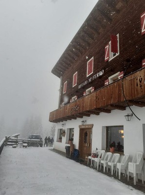 Foto Außenansicht Berghütte mit Zimmern Monte Ferro