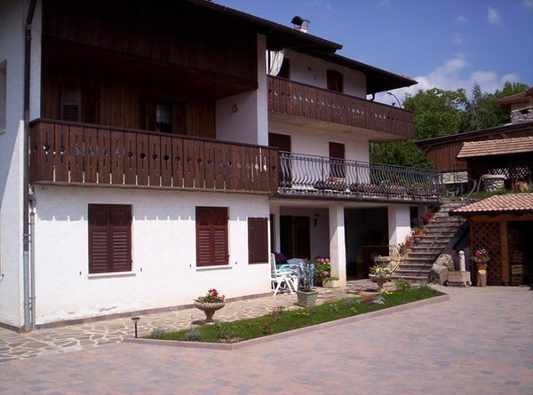 Foto esterno in estate Corrà Renzo