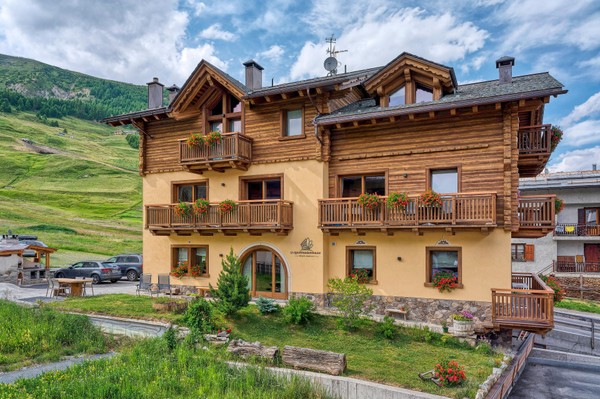Foto Außenansicht Ferienwohnungen Livigno Wooden House