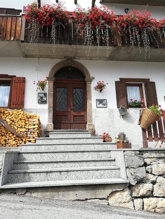 Foto esterno in estate Civico 10