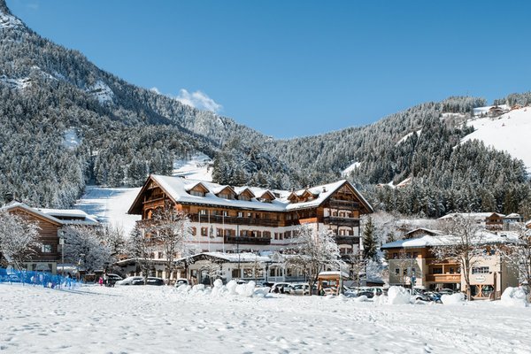 Foto esterno in inverno Kristallhotel Corona - La Magia dei Cristalli