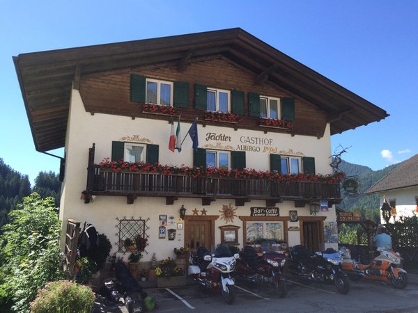 Foto Außenansicht im Sommer Gasthof La Pli