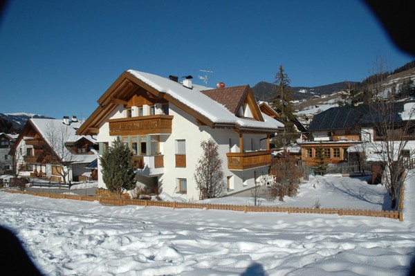 Foto Außenansicht Ferienwohnungen Ciasa Primula