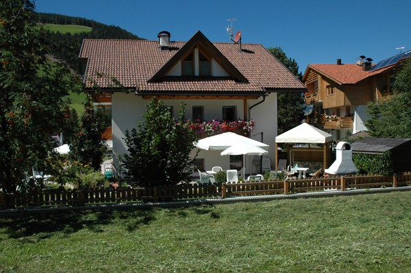 Foto Außenansicht Ferienwohnungen Ciasa Primula