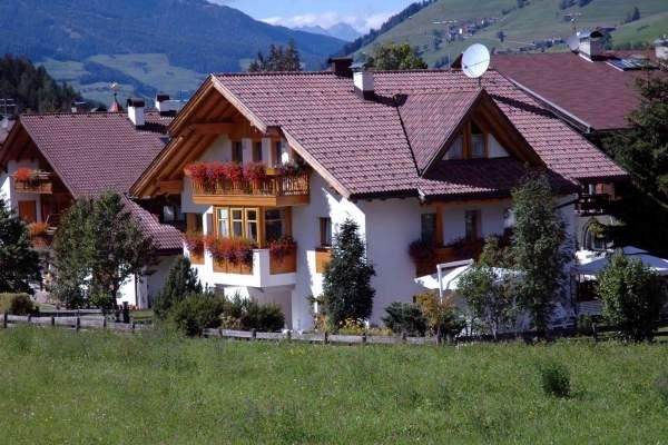 Foto Außenansicht Ferienwohnungen Ciasa Primula