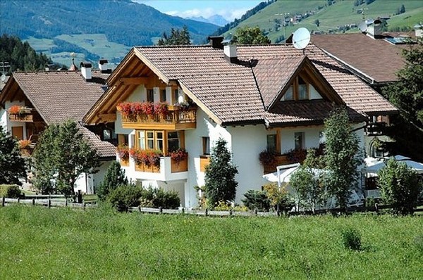 Foto Außenansicht Ferienwohnungen Ciasa Primula