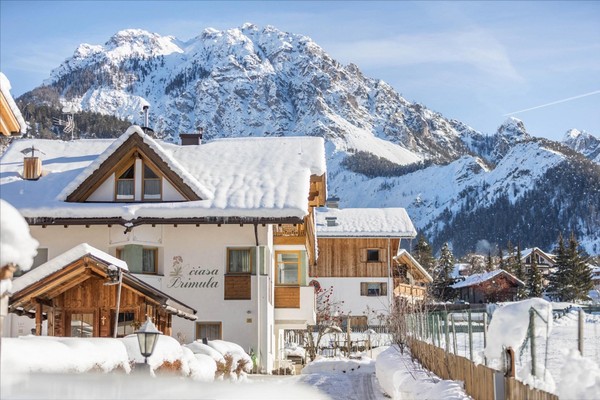 Foto Außenansicht Ferienwohnungen Ciasa Primula