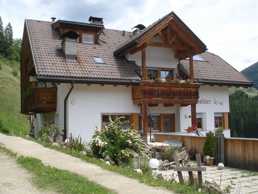 Foto Außenansicht Ferienwohnungen auf dem Bauernhof Lü de Bolser