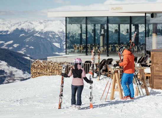Foto Außenansicht Alpinn Food Space and Restaurant