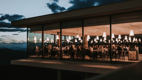 Foto Außenansicht Alpinn Food Space and Restaurant