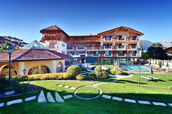 Foto Außenansicht Mirabell Dolomites Hotel - Luxury, Ayurveda & Spa