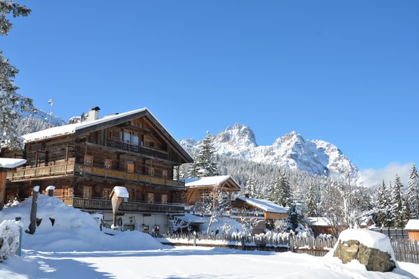 Foto esterno in inverno Caravan Park Sexten - Glamping