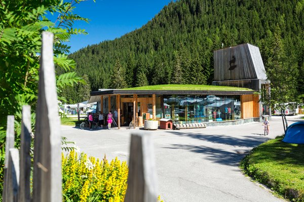 Foto esterno in estate Caravan Park Sexten - Glamping