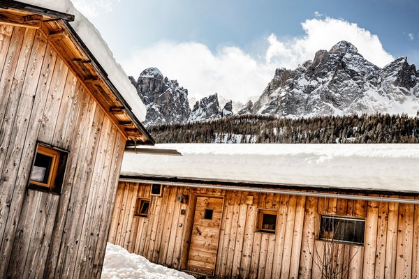 Foto esterno in inverno Caravan Park Sexten - Glamping