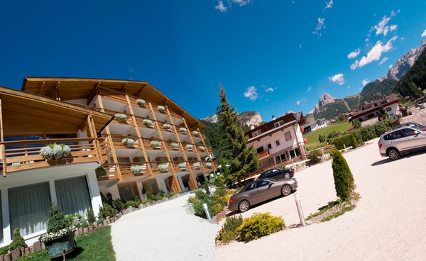 Foto Außenansicht im Sommer Arthotel Anterleghes