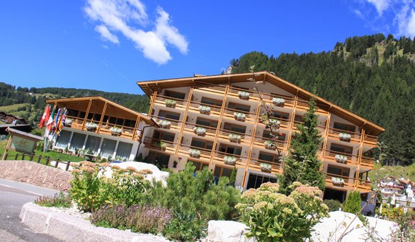 Foto Außenansicht im Sommer Arthotel Anterleghes