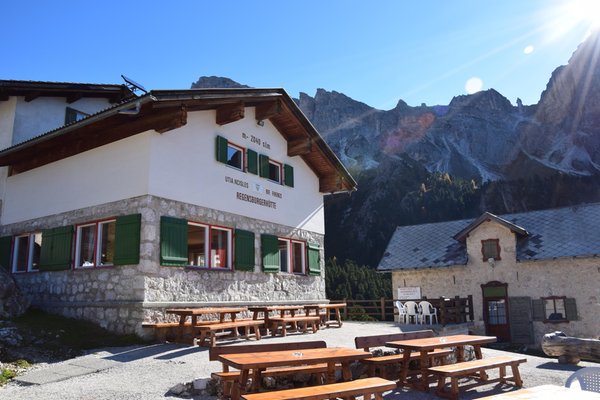 Foto esterno in estate Utia de Ncisles - Rifugio Firenze - Regensbergerhütte