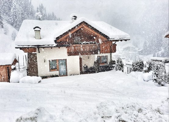 Winter Präsentationsbild Ferienwohnungen auf dem Bauernhof Lüch da Miriò