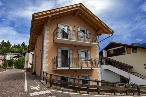 Foto esterno in estate Fiemme Home Mountain Apartment