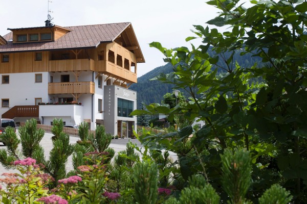 Foto Außenansicht Berghotel Sanví