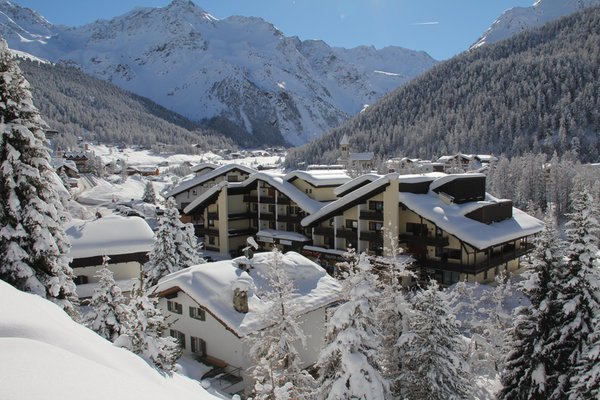 Foto esterno in inverno Alpina Residence