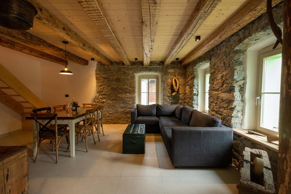 La zona giorno Rocca Bruna Apartments