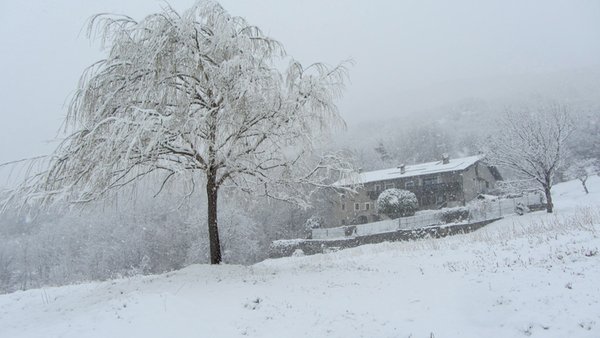 Foto esterno in inverno Maison Guyon
