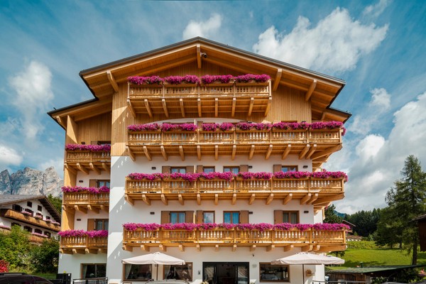 Photo exteriors Càmina Suite and Spa