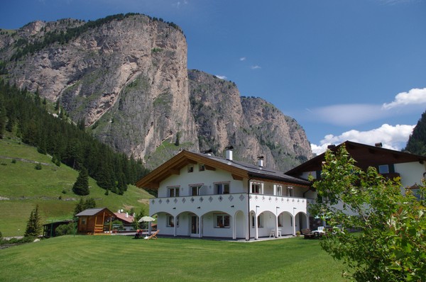 Photo exteriors Apartments Cësa Helene