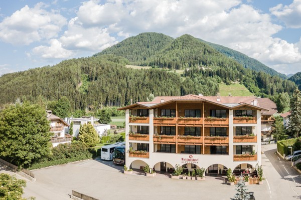 Foto Außenansicht Hotel Alpenrose - Südtiroler Wirtshaushotel