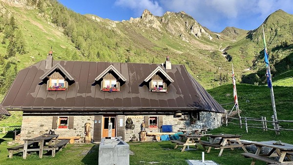 Foto esterno Rifugio con camere Pietro Fabiani