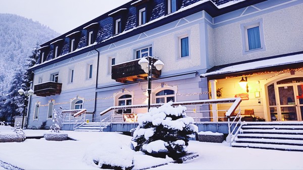 Foto esterno Hotel Saisera