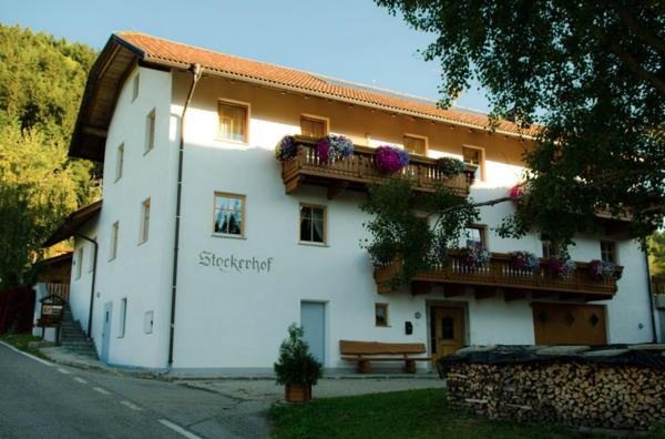 Foto estiva di presentazione Stockerhof - Appartamenti in agriturismo 2 fiori
