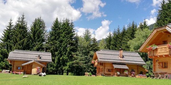 Foto Außenansicht Ferienwohnungen Gli Chalet di Rutte