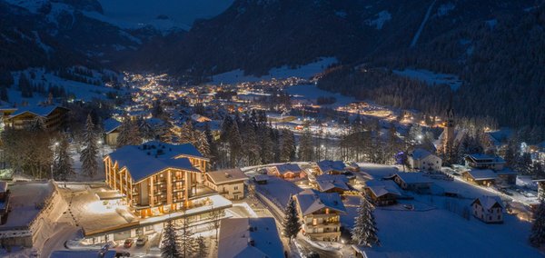 Foto esterno in inverno Ciampedie Luxury Alpine Spa Hotel