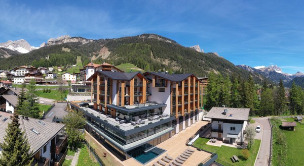 Foto esterno Ciampedie Luxury Alpine Spa Hotel