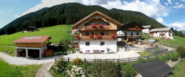 Foto Außenansicht Ferienwohnungen auf dem Bauernhof Gratterhof App. Lisa