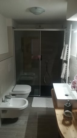 Photo of the bathroom B&B + Apartments Ciesa La Vèrda