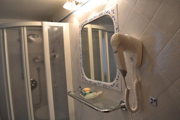 Photo of the bathroom B&B + Apartments Ciesa La Vèrda