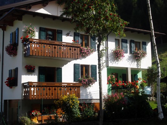 Foto Außenansicht B&B + Ferienwohnungen Ciesa La Vèrda