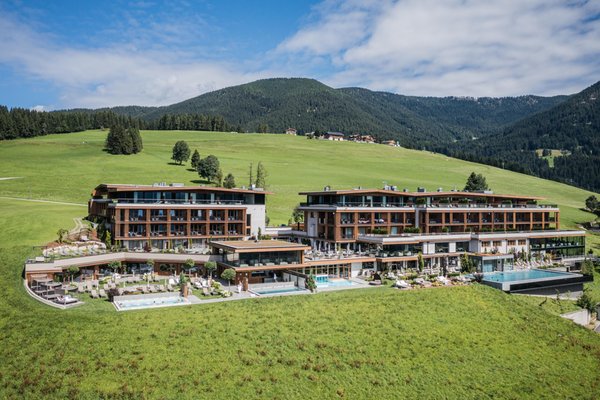 Foto estiva di presentazione Hotel Alpen Tesitin