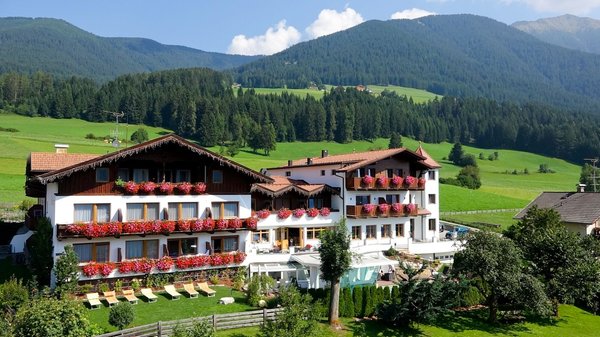 Foto Außenansicht im Sommer Tirolerhof