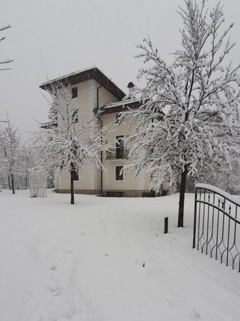 Foto esterno in inverno In Villa